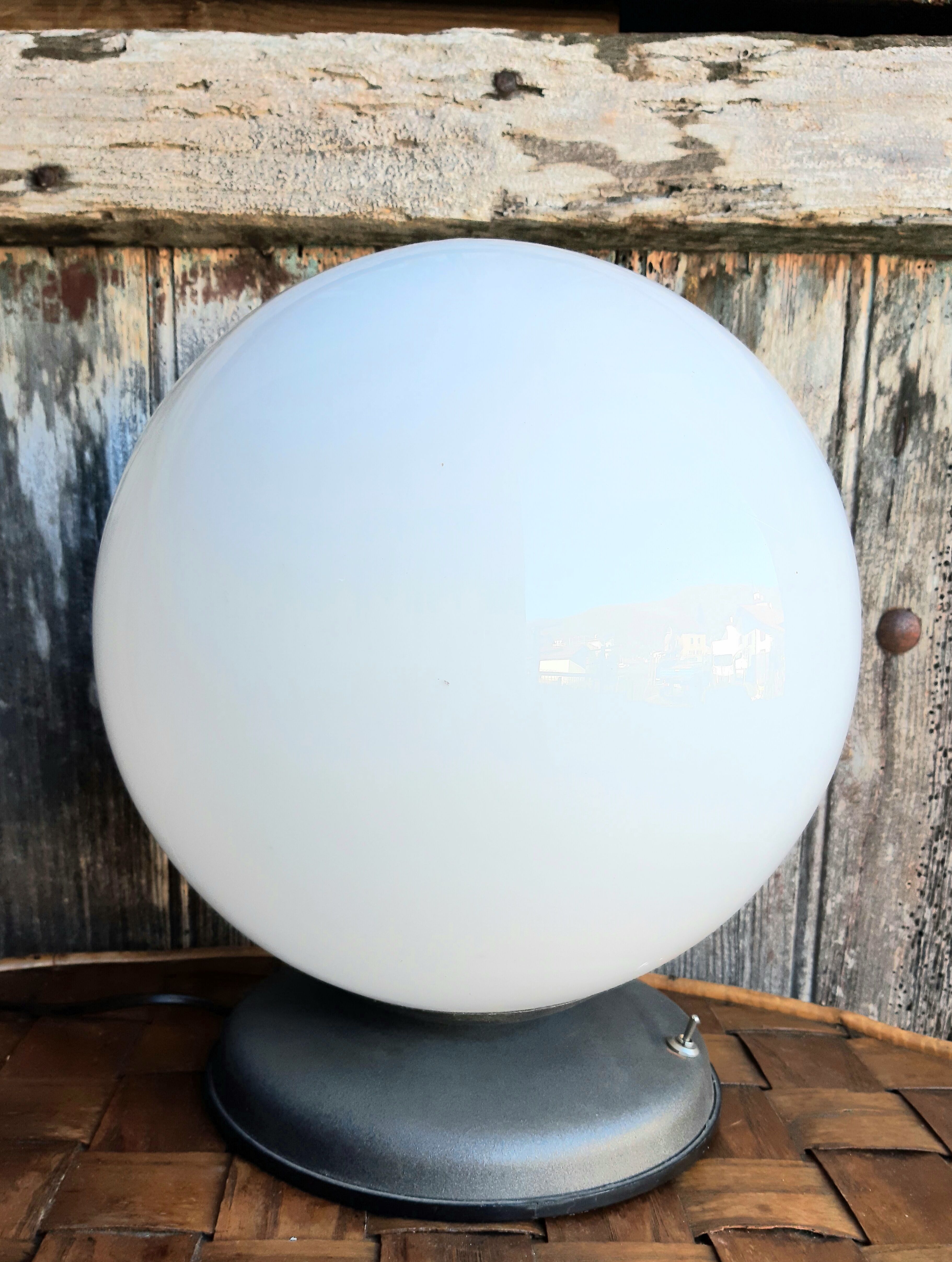 Globe lamp