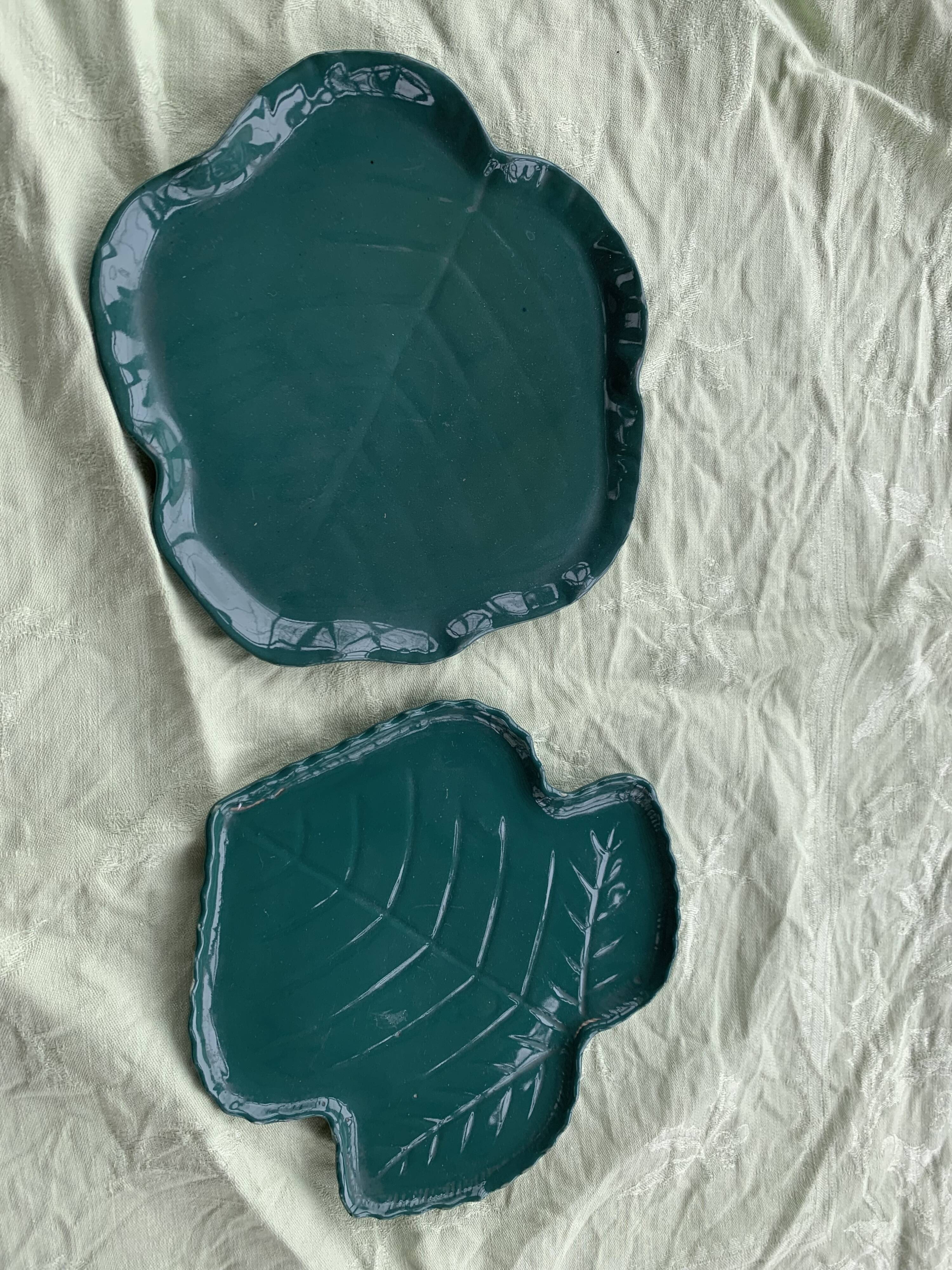 Two dishes empty pocket slurry, biscuits in the shape of vintage green leaf
