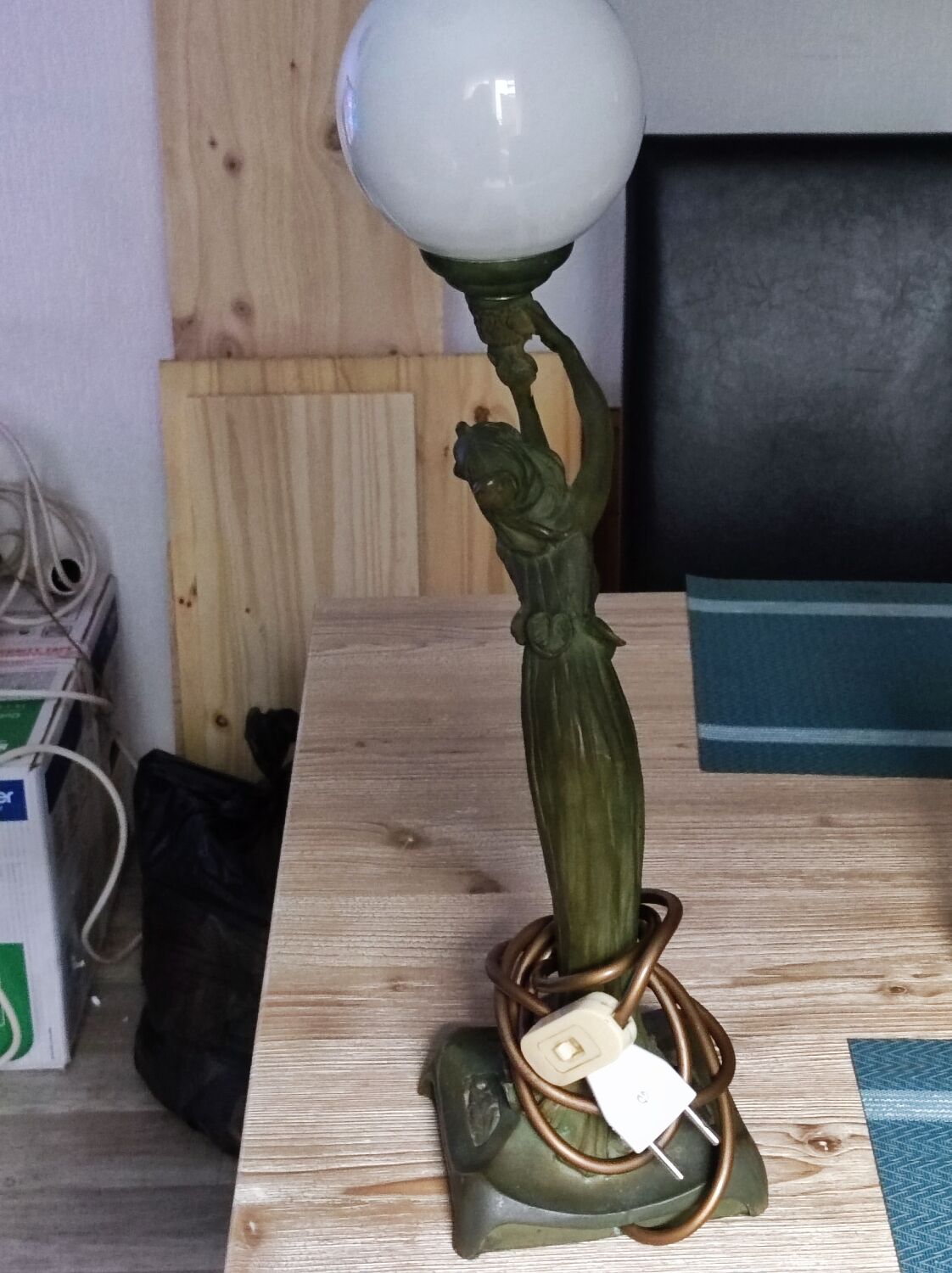 Women's statuette lamp