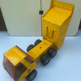Dump truck