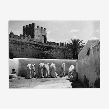 Femmes en blanc sous les remparts de Fez vers 1930