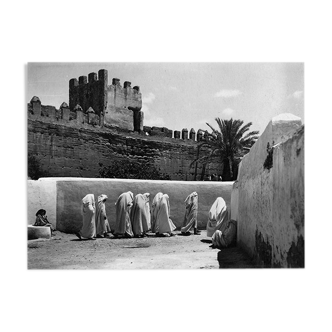 Femmes en blanc sous les remparts de Fez vers 1930