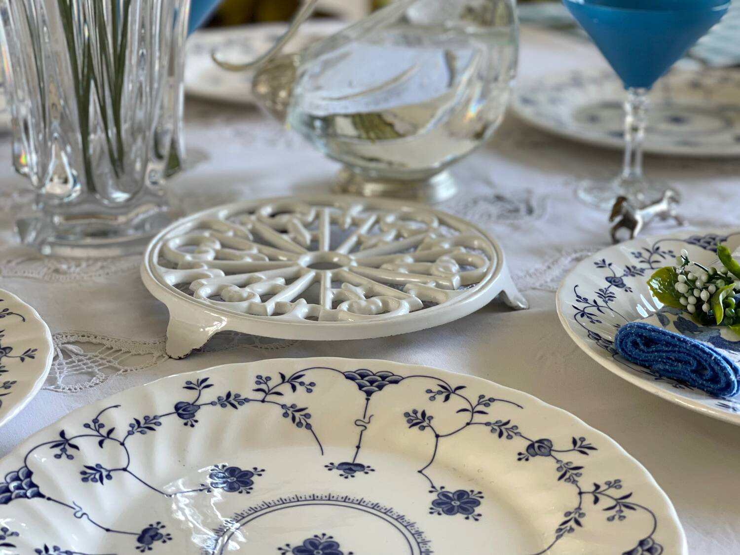 8 English dinner plates