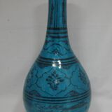 Vase en céramique islamique à fond turquoise