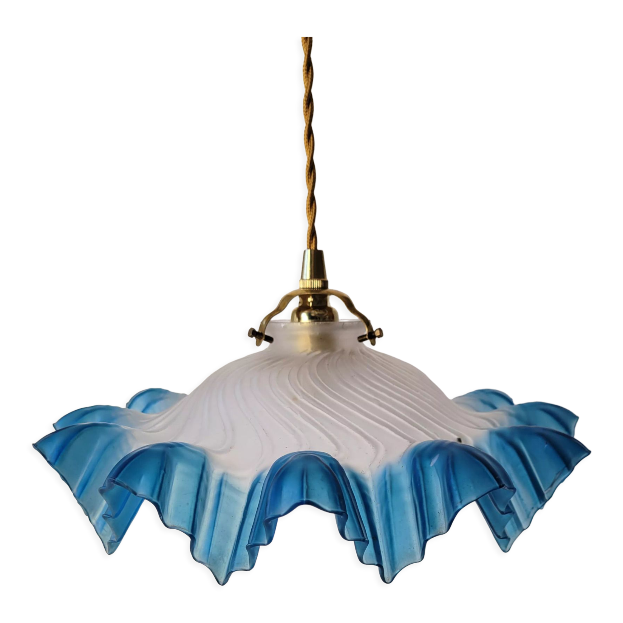 Blue opaline suspension