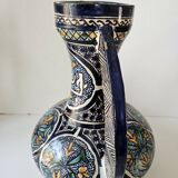 Vase à deux anses et panse aplatie, en faïence polychrome Signature sous la