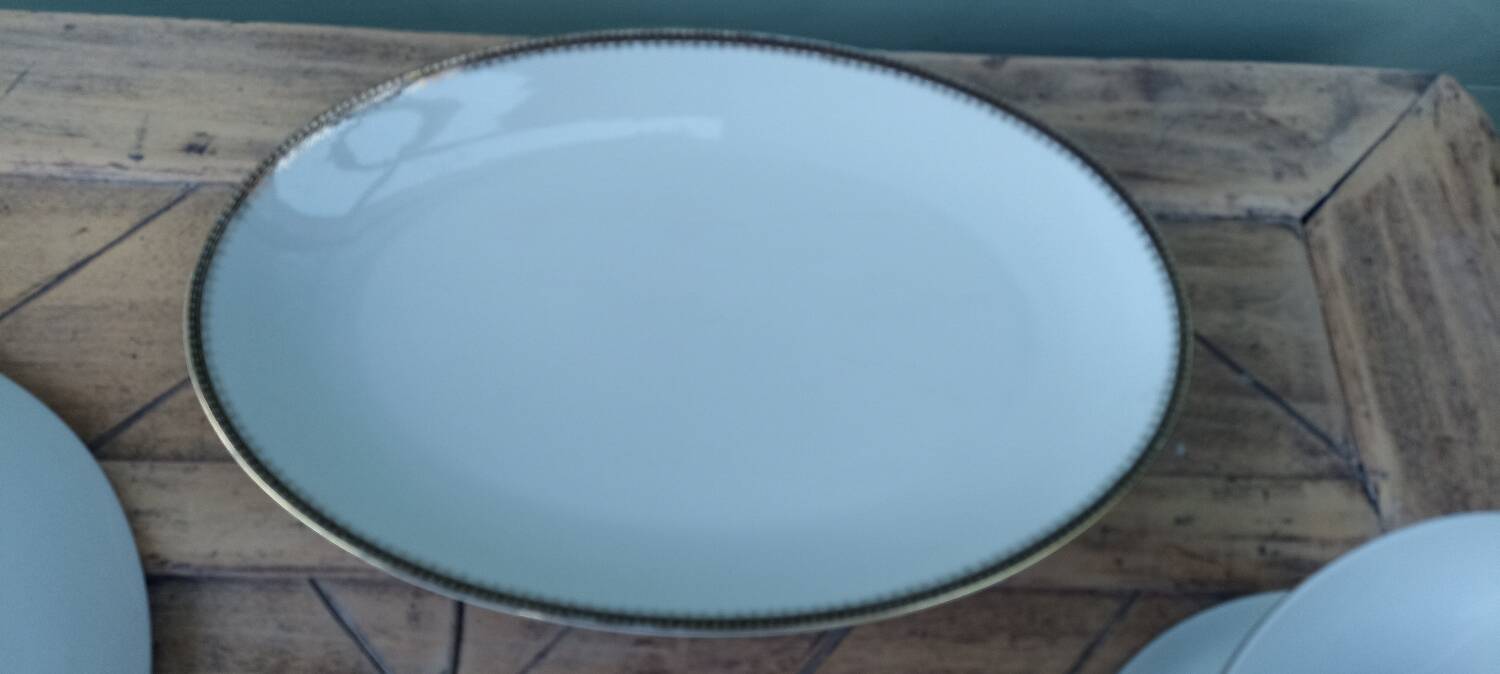 Sauce boat and 2 dishes