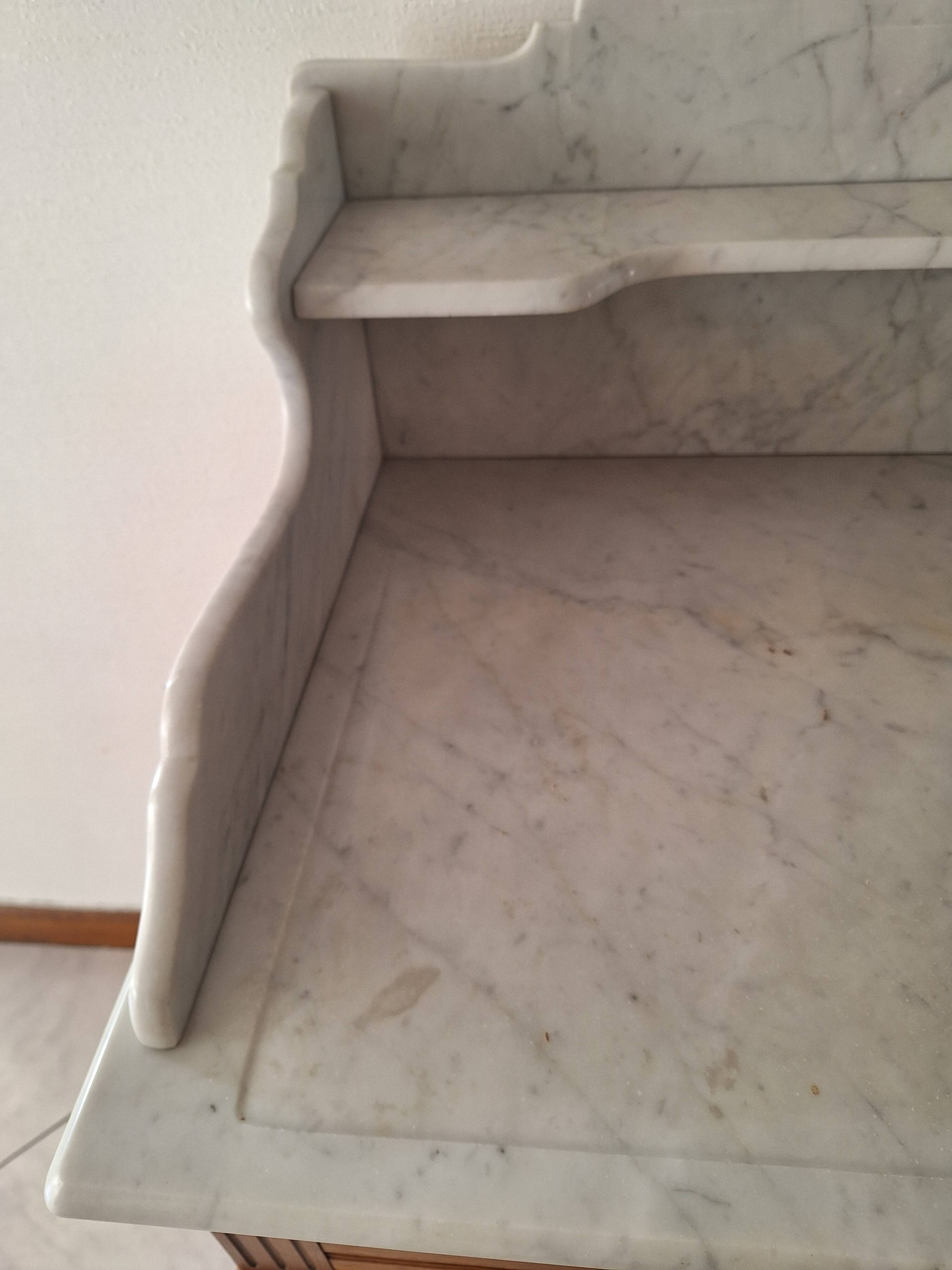 Ancien meuble de salle de bain avec marbre