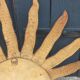 Miroir soleil en bois et stuc doré, années 50