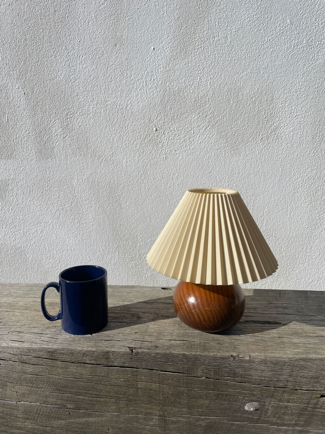 Pleated wooden ball lamp