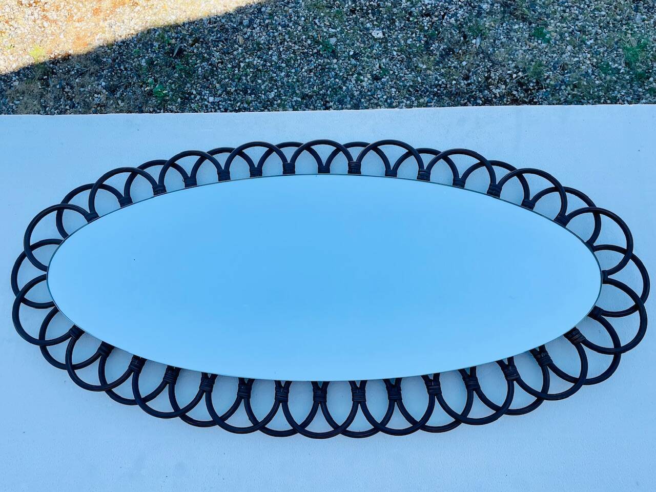 Miroir ovale en bambou et rotin, circa 1960