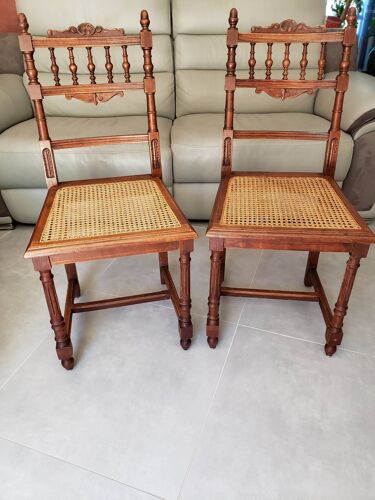 Série de 2 chaises anciennes en bois tourné et cannage