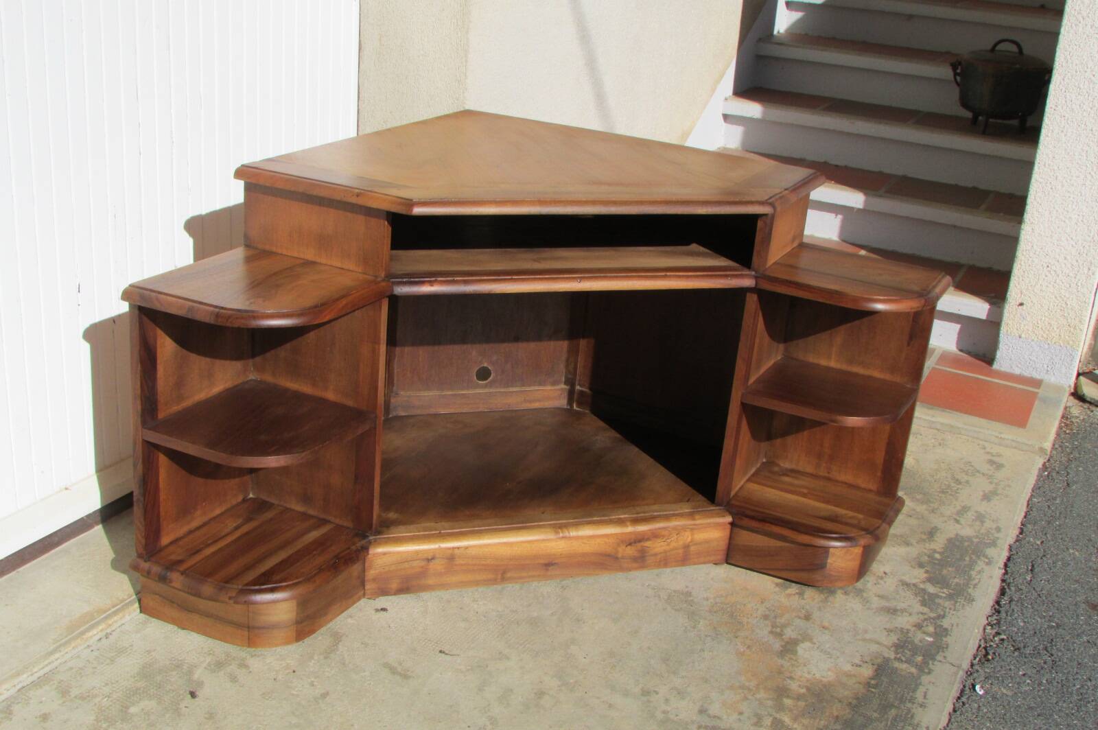 Superb corner unit in solid walnut, of very good quality