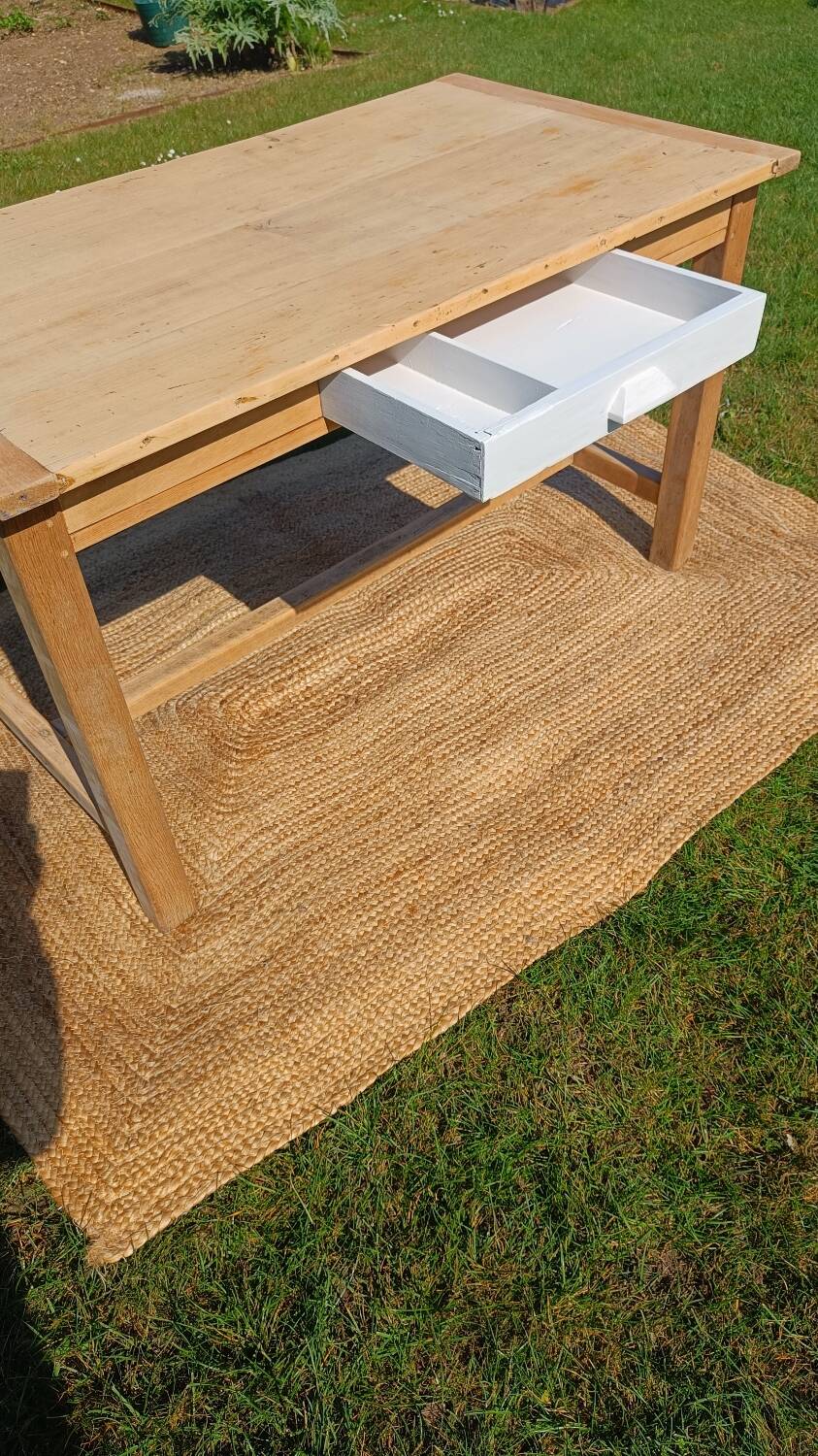 Old solid wood farmhouse table – chic country spirit