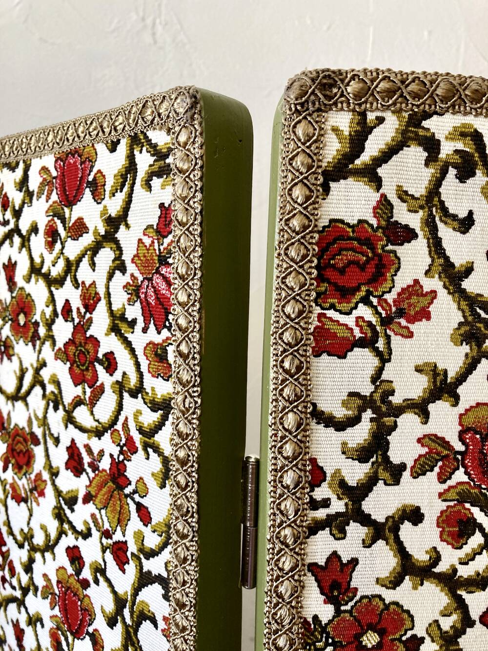Antique 4-panel screen in pine, restored, "Grand Teint furniture" fabric.