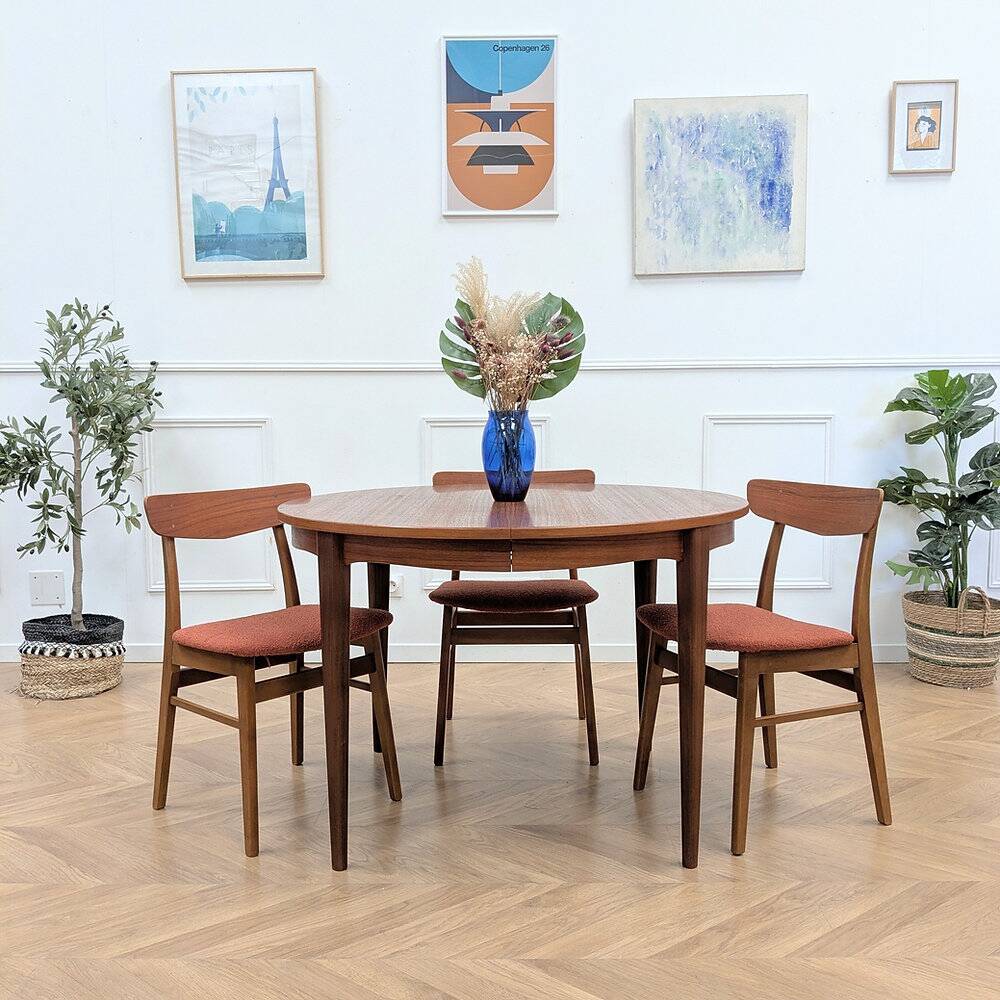 Scandinavian round table