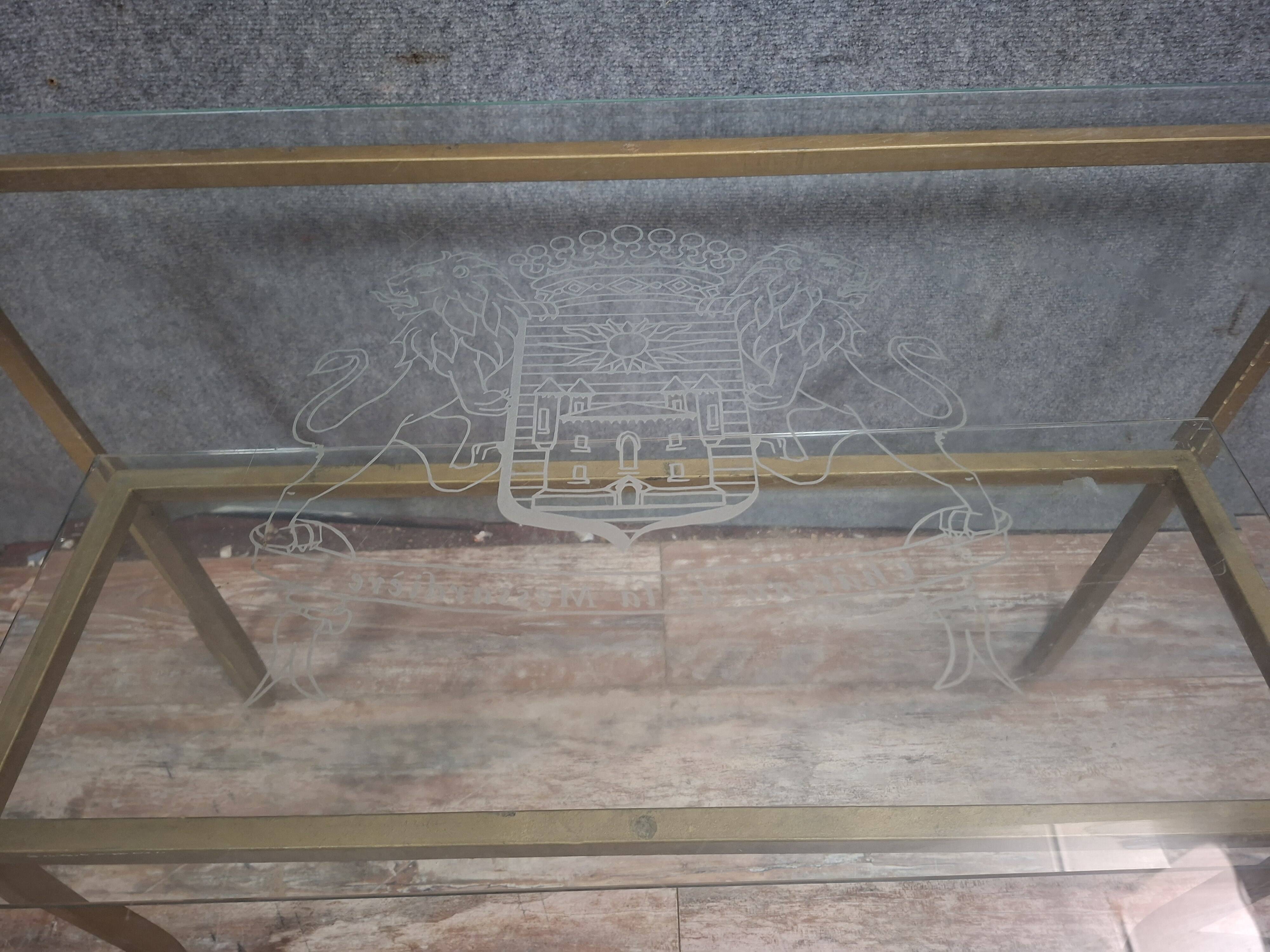 Table basse en laiton et verre gravé dans le goût de la Maison Jansen