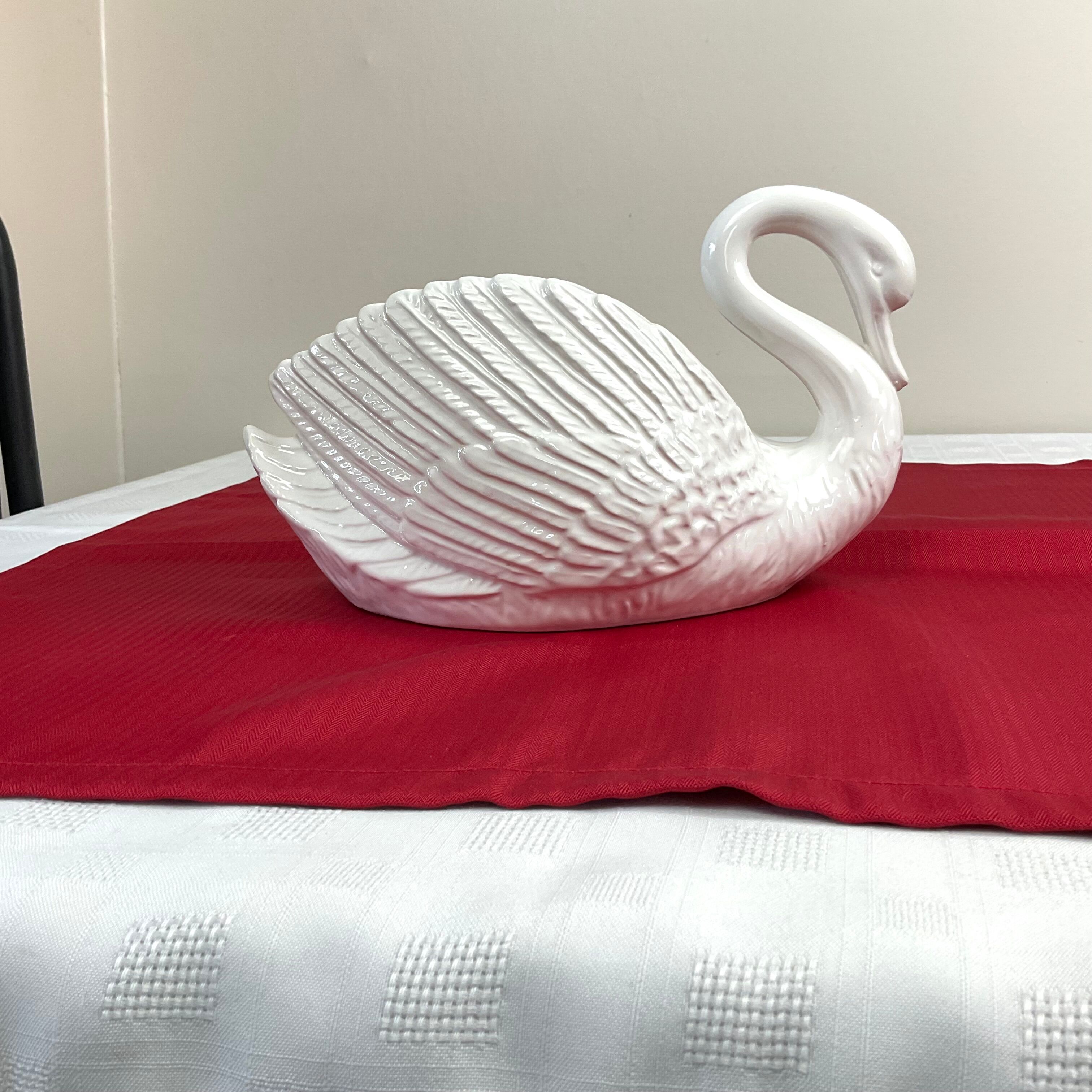 White swan pot cover