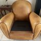 Fauteuils club en cuir marron finition antique