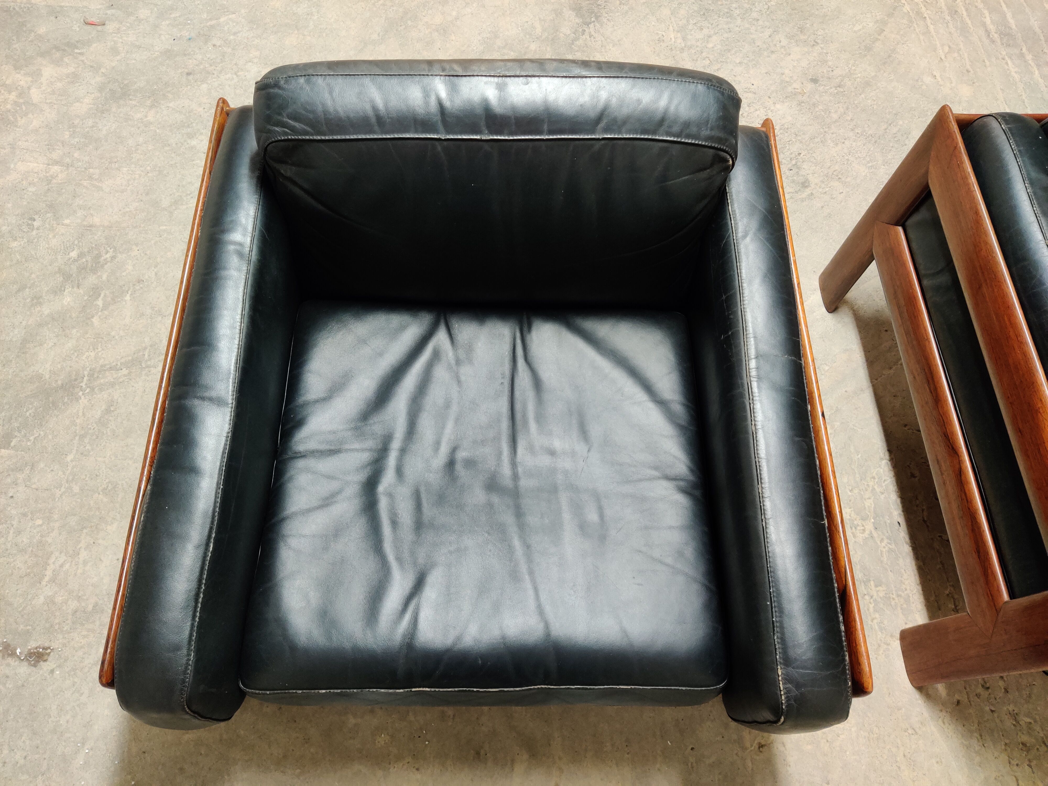 Paire de fauteuils en cuir années 1960
