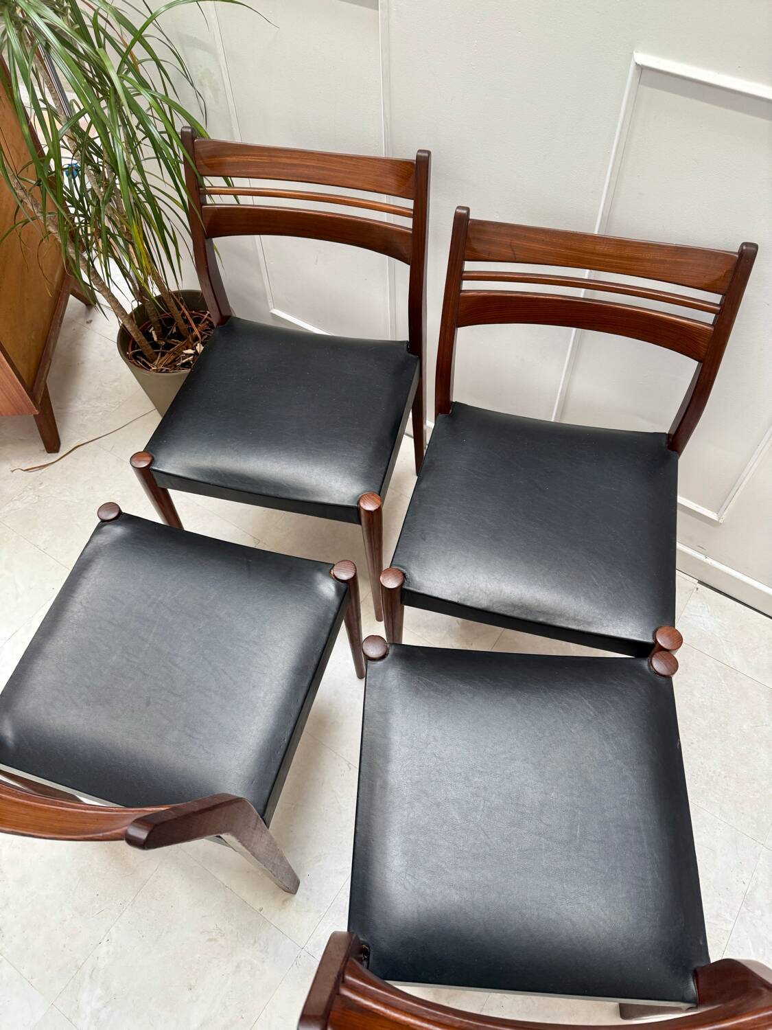 4 chaises scandinaves
