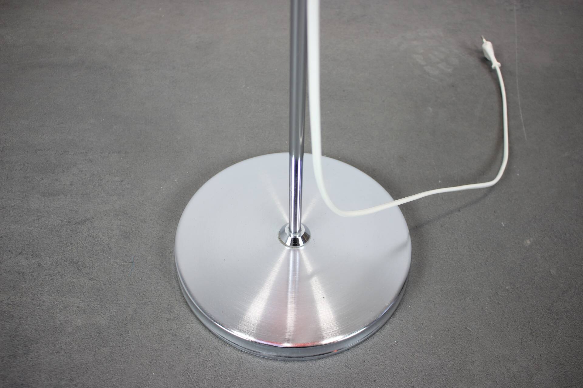 Lampadaire Space Age Guzzini Meblo en plastique et métal chromé, Italie années 1970