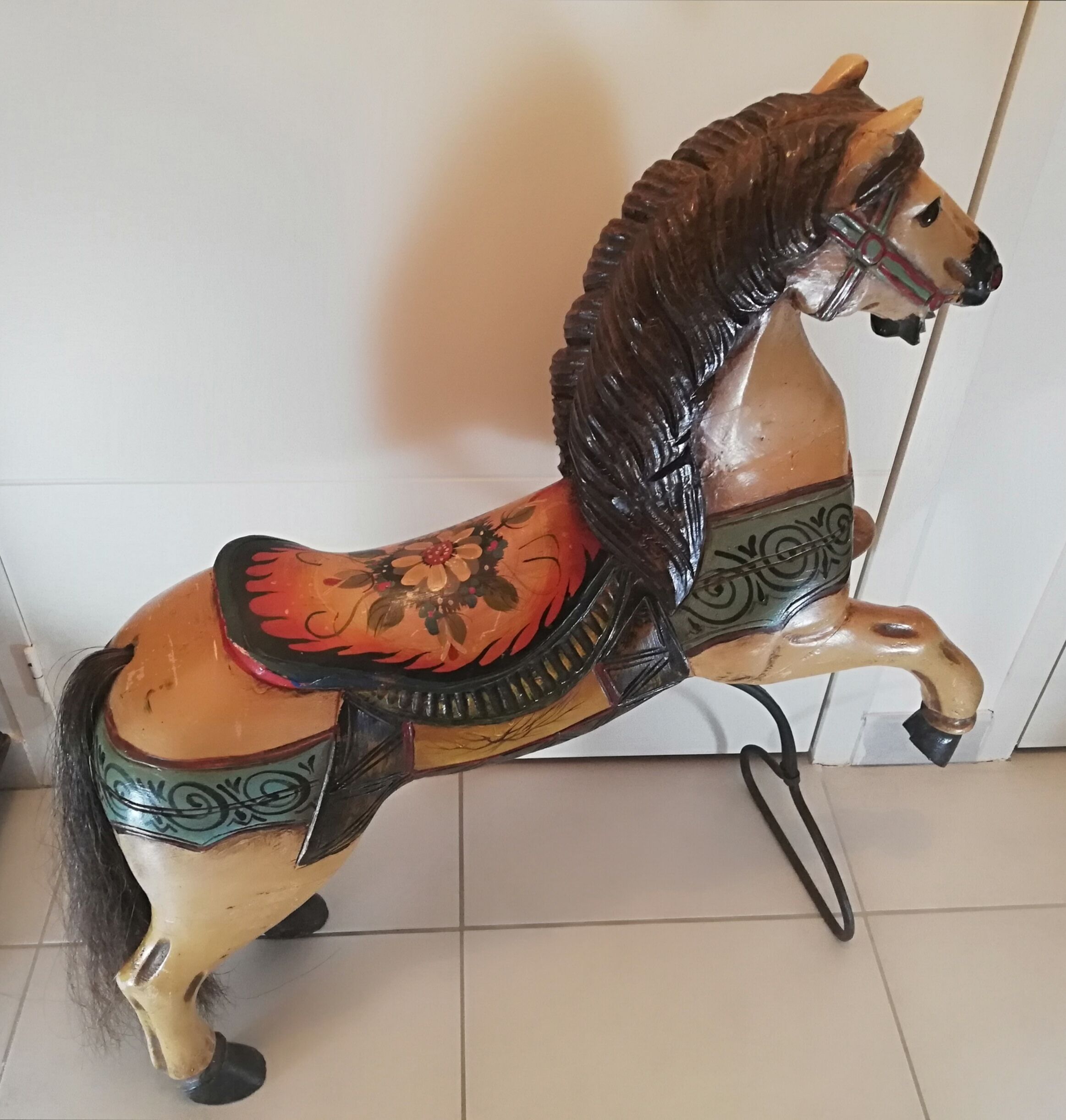 Cheval cabré de manège ou de carrousel forain en bois