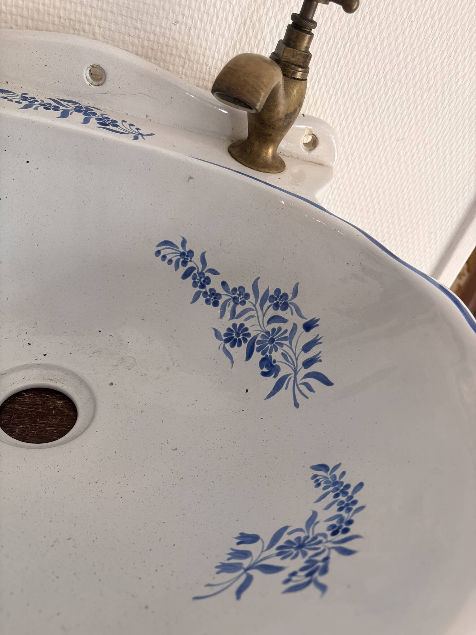 Wall-mounted washbasin shell-shaped, enamelled earthenware by Maurice Herb.