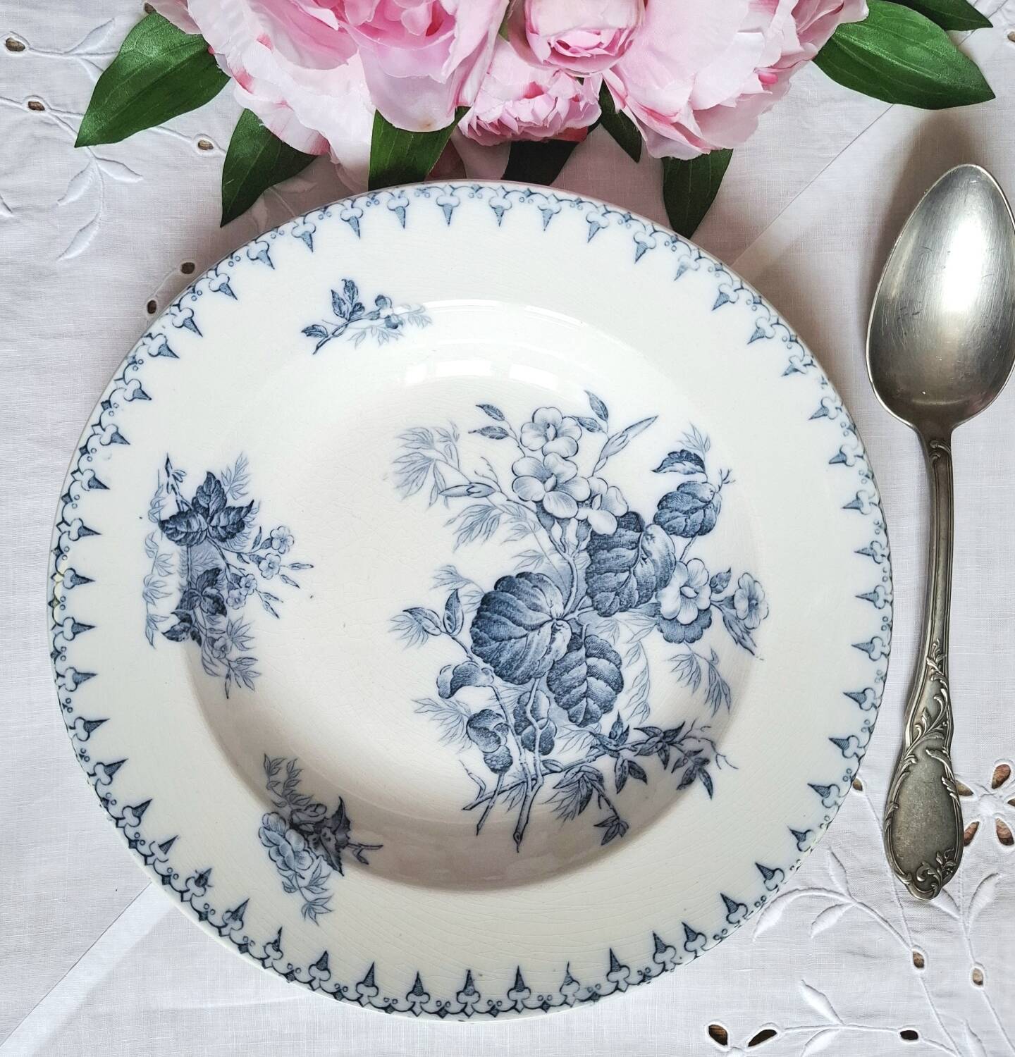 Antique deep plates in ironstone with a soup tureen.
