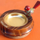 Cendrier à main, bois tourné, décor oiseau, années 1950