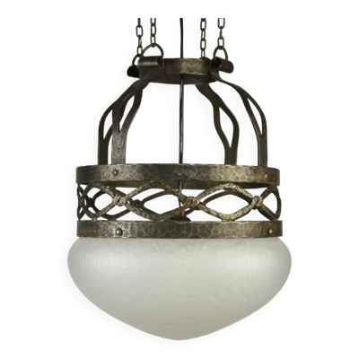 Lampe de plafond, fer forgé martelé à la main avec abat-jour en verre, début du 20e siècle, Suède