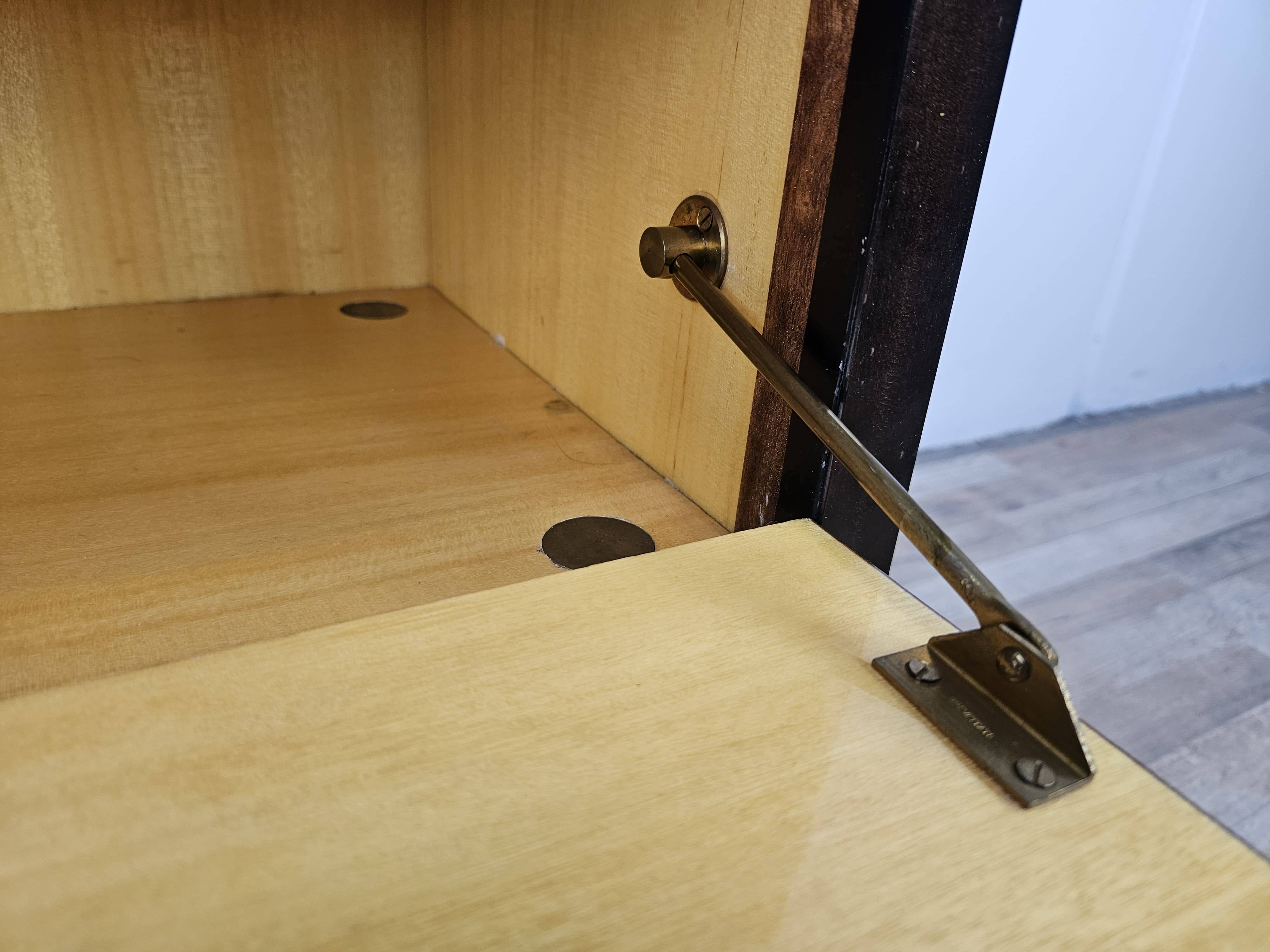 Paire de tables de chevet des années 60 avec porte à abattant et plateau en verre bleu