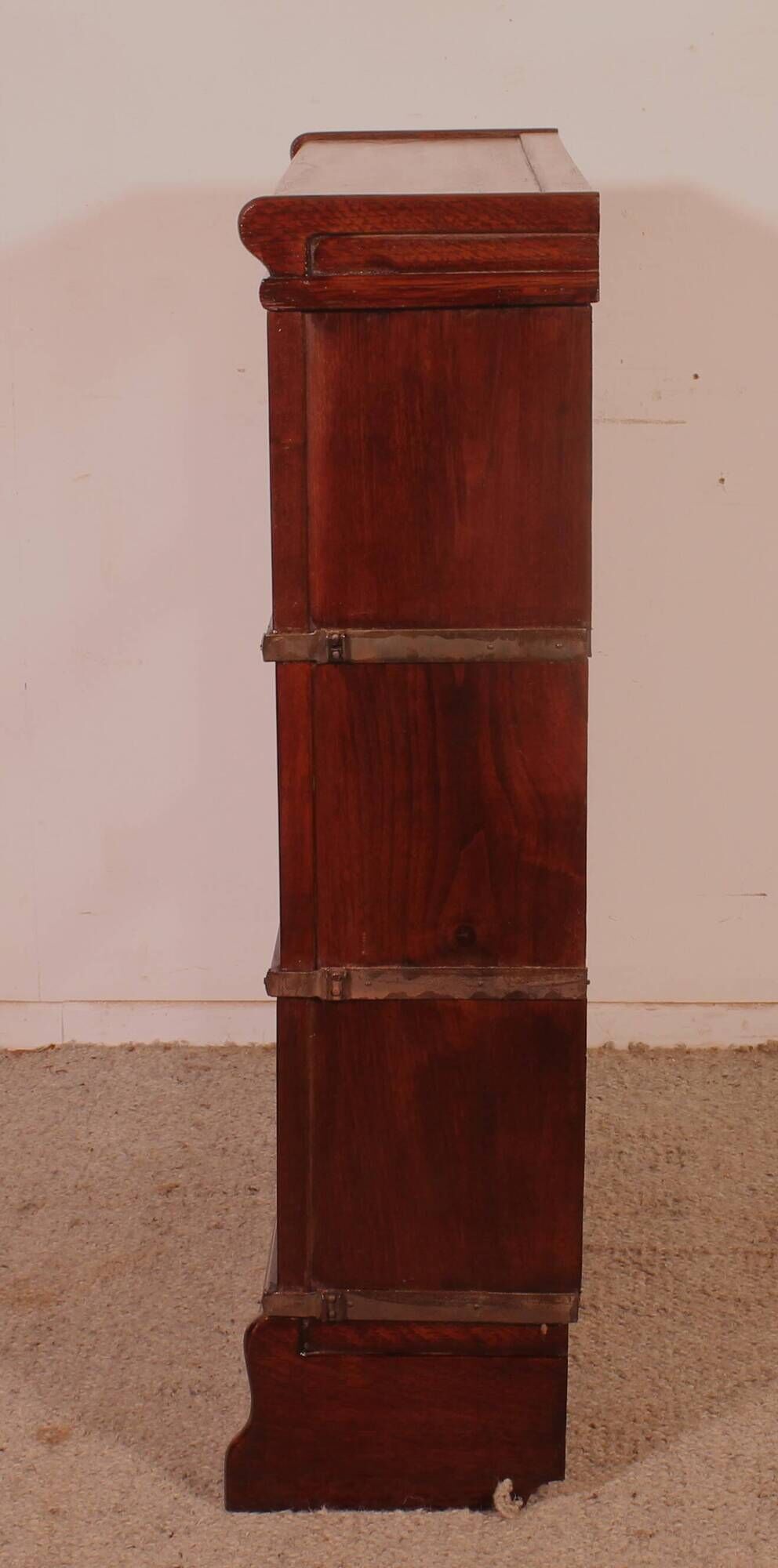 Globe Wernicke Library in mahogany, consisting of 3 pieces.
