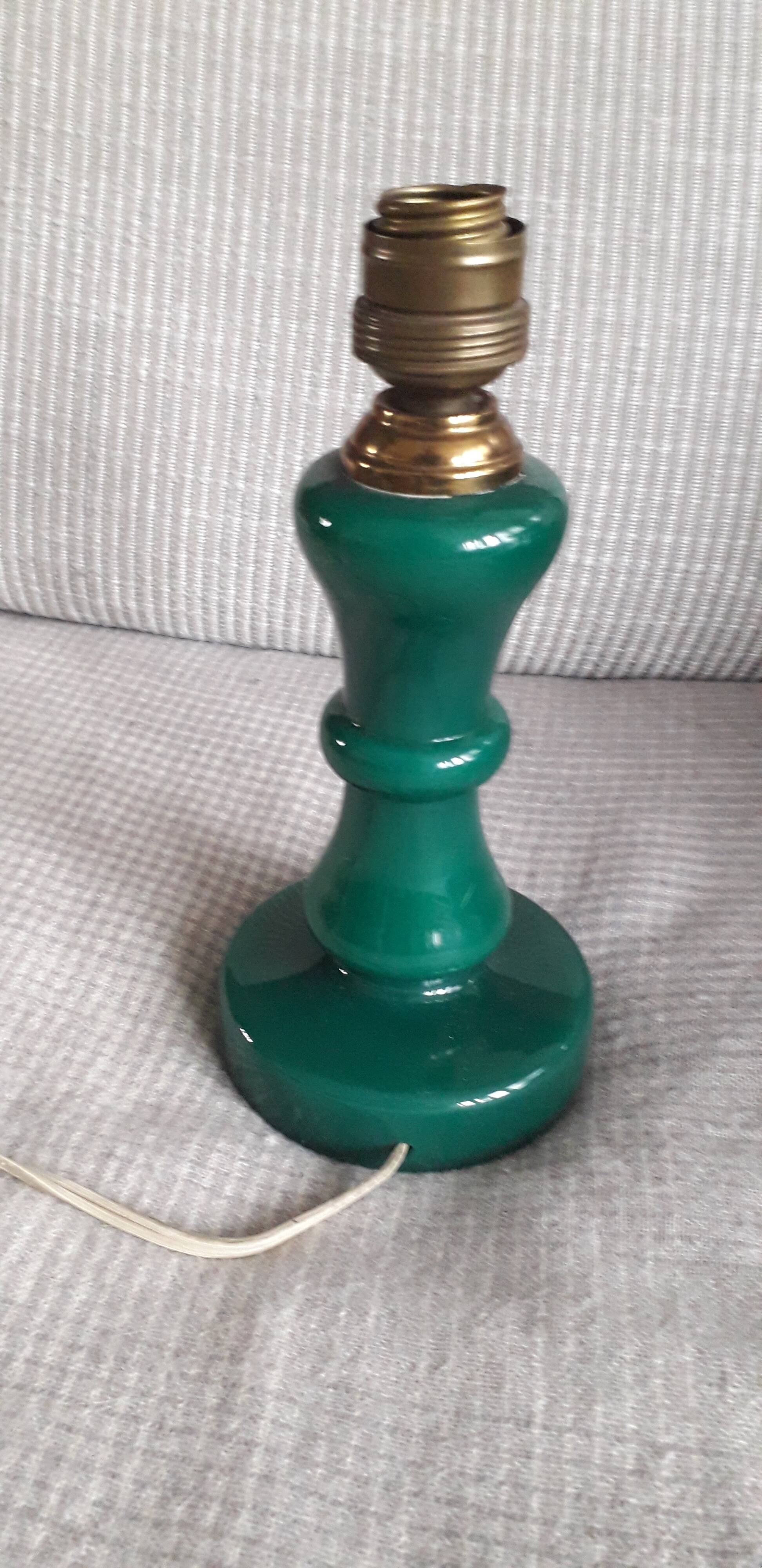 Pied de lampe en verre de couleur vert
