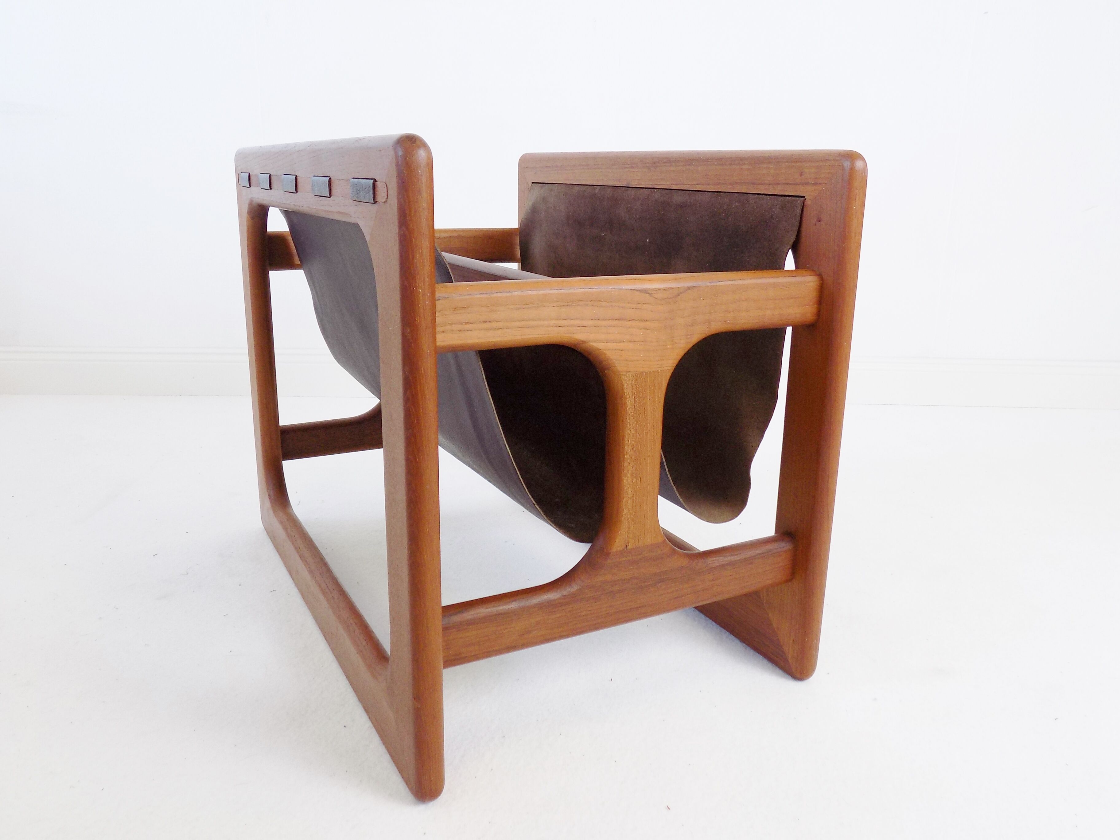 Porte-magazines en teck par Aksel Kjergaard pour Salin Mobler