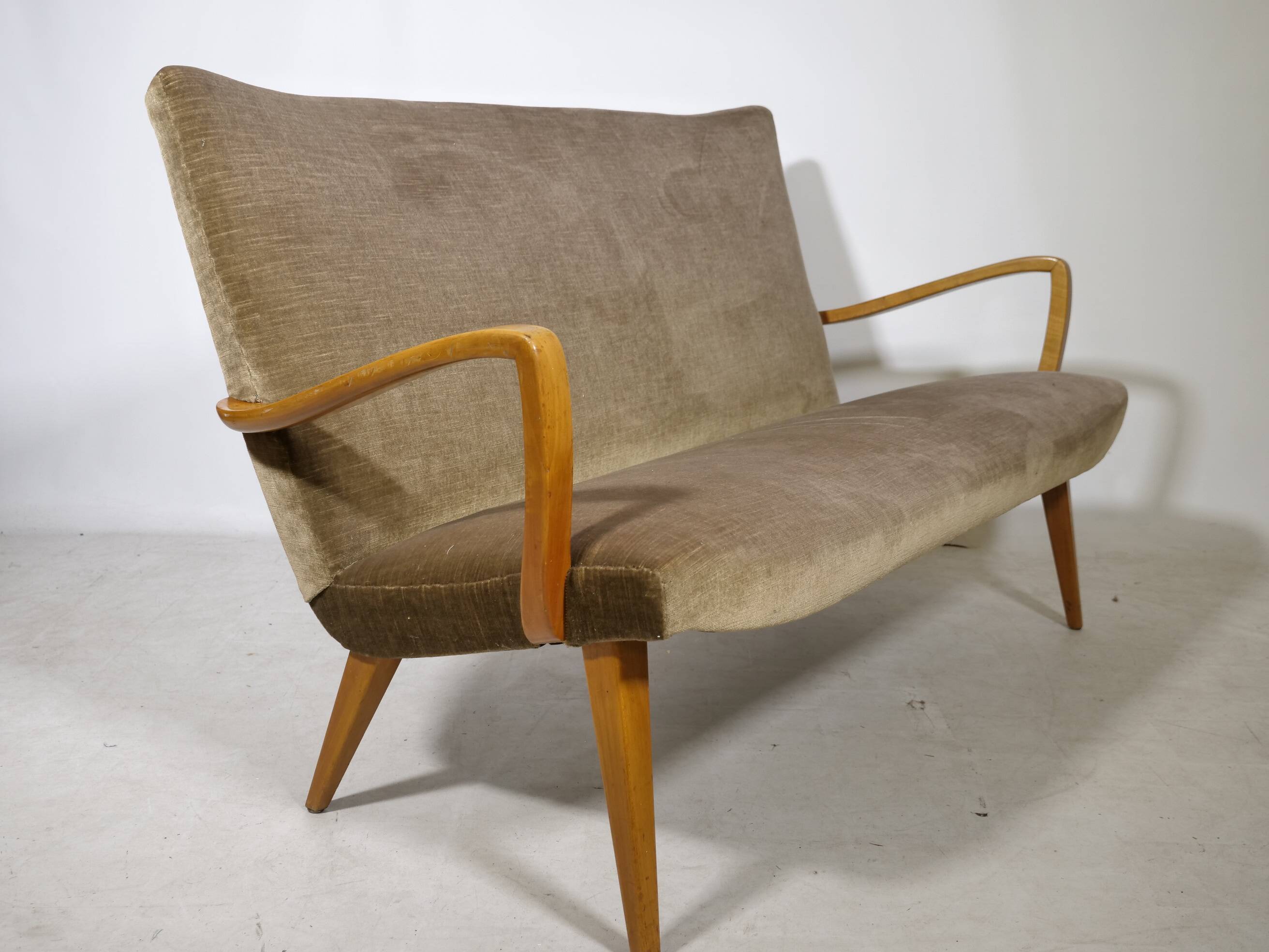 Canapé cocktail à deux places de style mid-century avec revêtement en velours, années 1960
