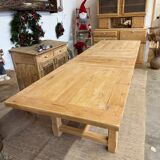 Extendable farmhouse table in solid oak