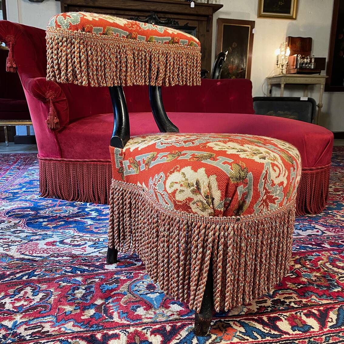 Chaise voyeuse époque Napoléon III en bois noirci, garnie d’une tapisserie