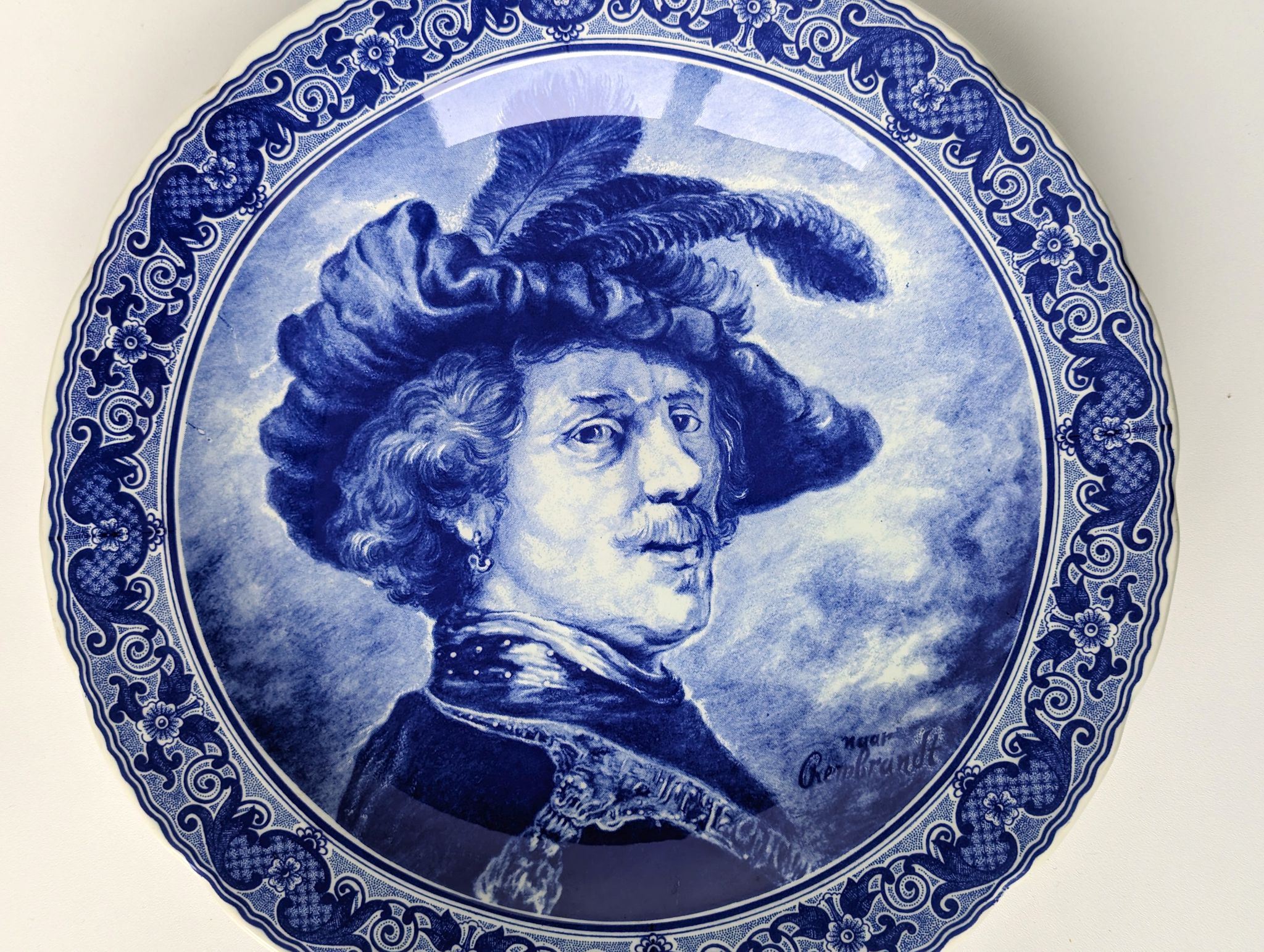 Assiette murale en céramique Boch Belgique représentant le peintre Rembrandt