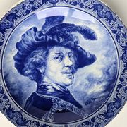 Assiette murale en céramique Boch Belgique représentant le peintre Rembrandt