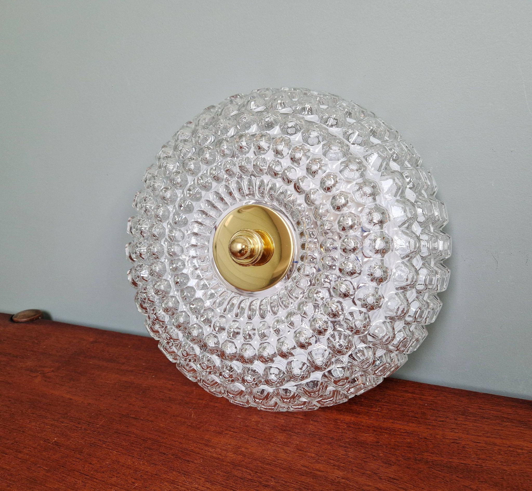 Grand plafonnier en verre alvéolé et laiton, Glasshütte Limburg, 1970