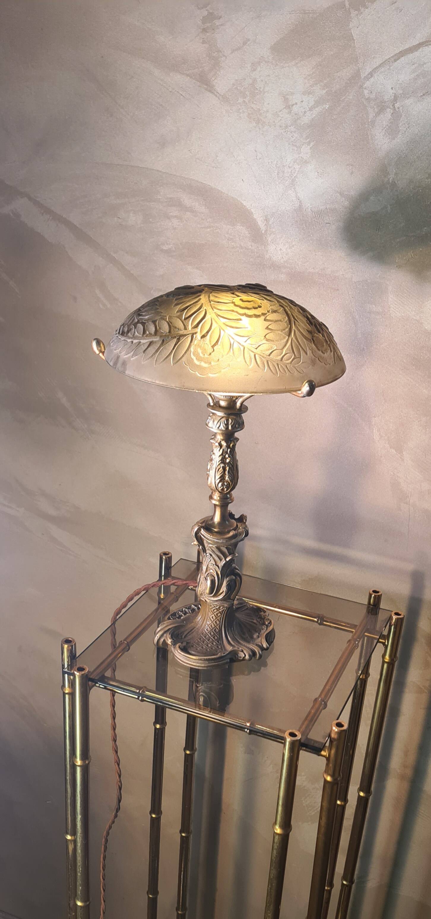 Louis XV bronze lamp rocaille style 34x25, molded glass lampshade signed Stella