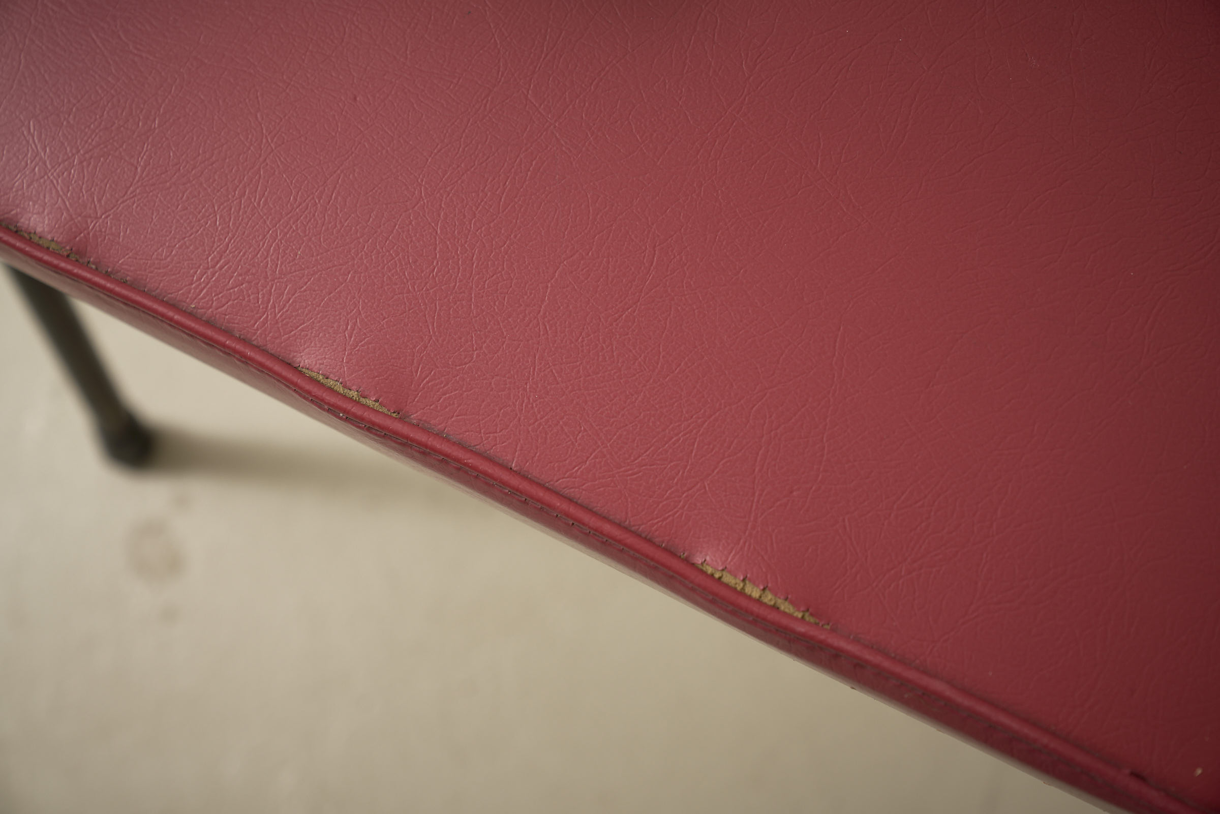 Chaise 'M' en rose foncé par Pierre Guariche pour Meurop