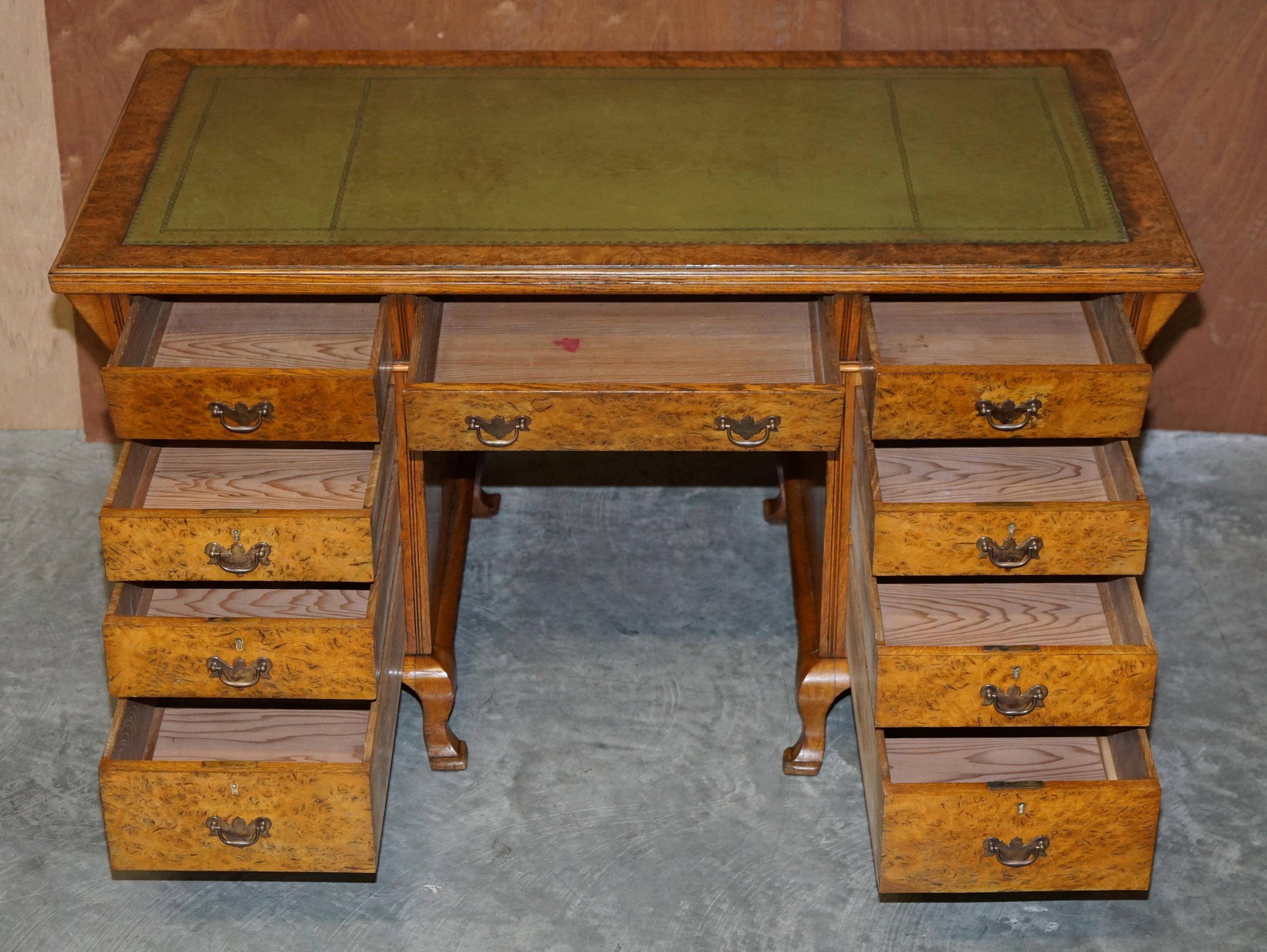 Bureau partenaire victorien en chêne pollard vers 1880 avec plateau en cuir