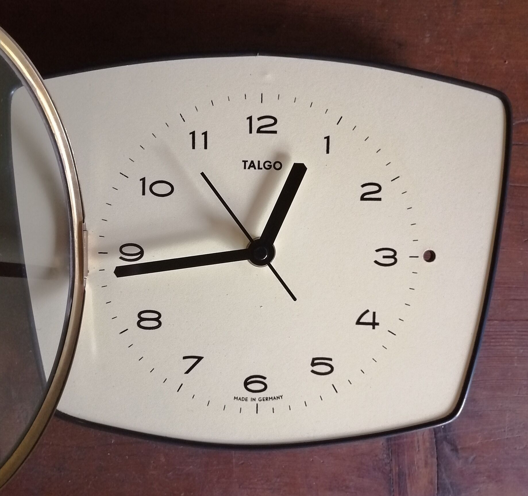 Vintage formica silent wall clock trapeze "Pale yellow Talgo"