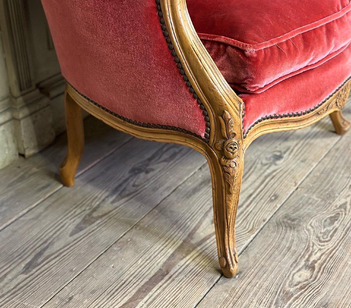 Paire de bergères en bois sculpté de style Louis XV