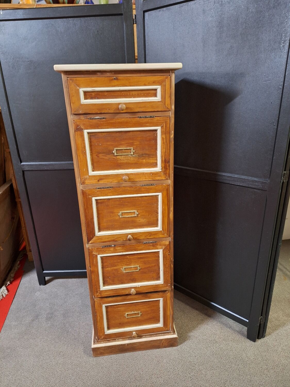Wooden workshop cabinet with flaps