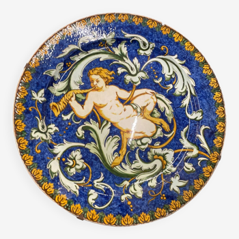 Large italian earthenware dish with putti decor in the taste of urbino