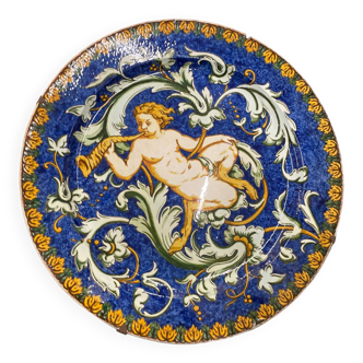 Large italian earthenware dish with putti decor in the taste of urbino