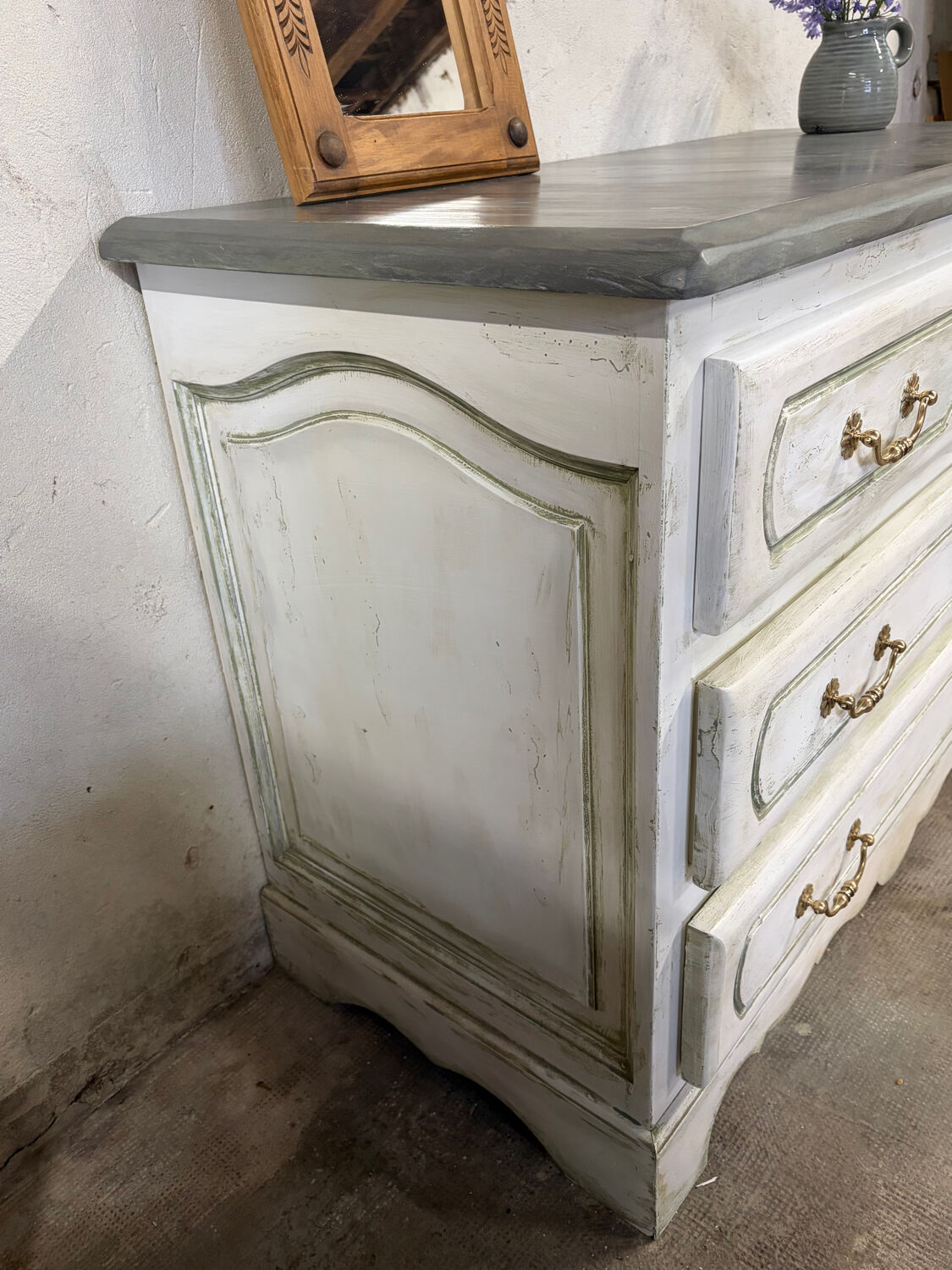 Vintage commode style